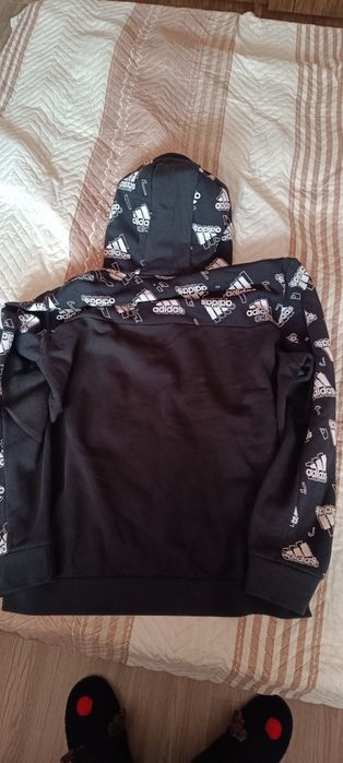 Продавам суитшърт Adidas