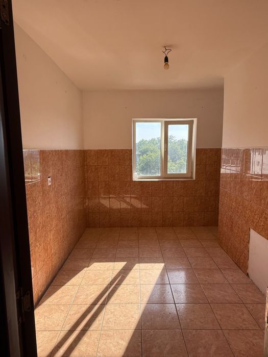 Proprietar: Apartament 102 mp, 4 camere, Etaj 2, 2 băi, 2 balcoane + Boxă – Balotești, lângă DN1 (În plină renovare)