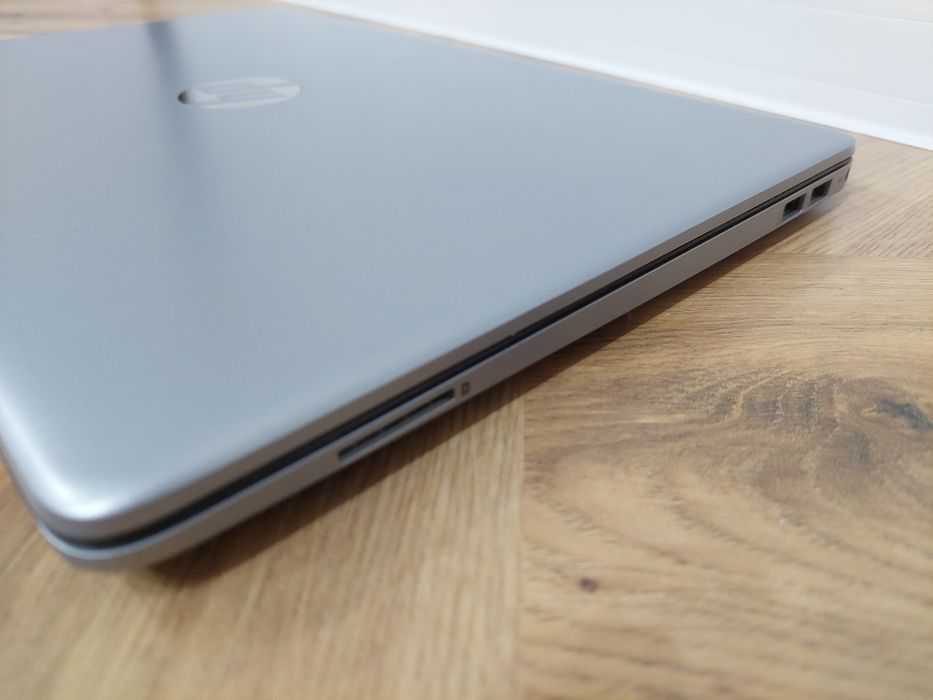 15.6" като нов лаптоп HP 250 G8 8GB RAM  256GB SSD Core i5-1135G7