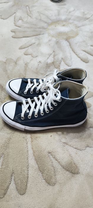 Vând tenisi Converse mid-high unisex Chuck Taylor All Stars, Bleumarin