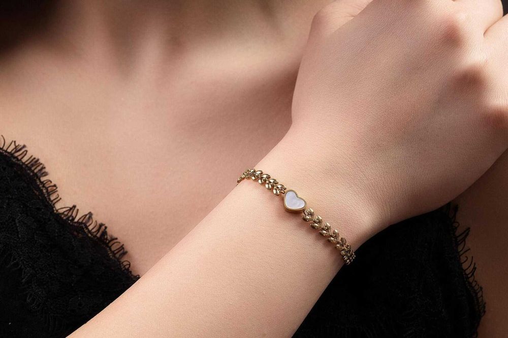 Луксозна дамска гривна Laurel Heart с лаврови листа и сърце от седеф