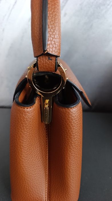Louise Vuitton новa  кокетна малка чанта с дръжка и  за през рамо