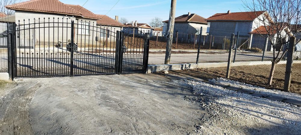 Собственик Продава Къща с 290кв.м.ЗП -9 стаи,двор 1040кв.м- с.Чернолик