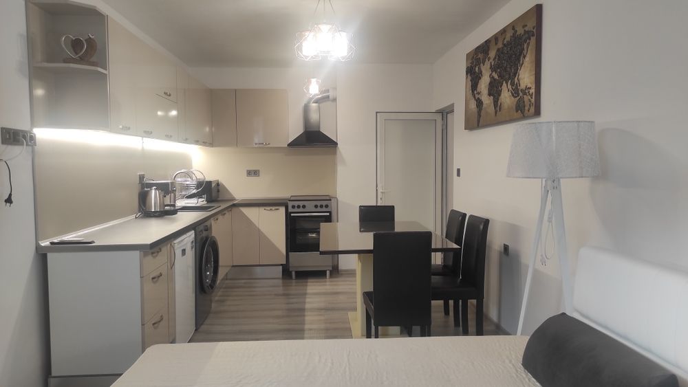 Тристаен апартамент на топцентър. 2 отделни бани и 2 спални