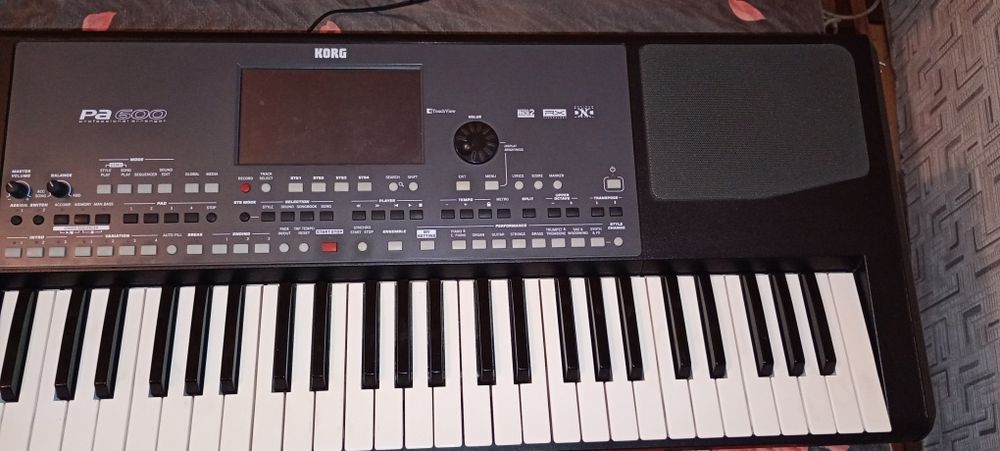Продавам Korg pa 600