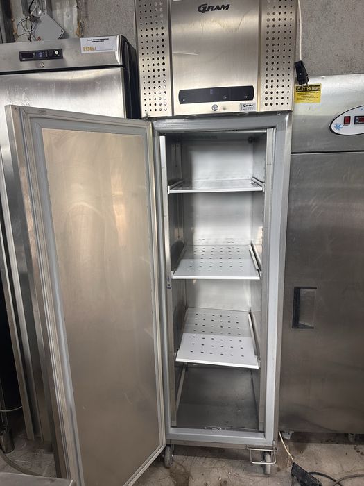 Професионален хладилник/ хладилен шкаф