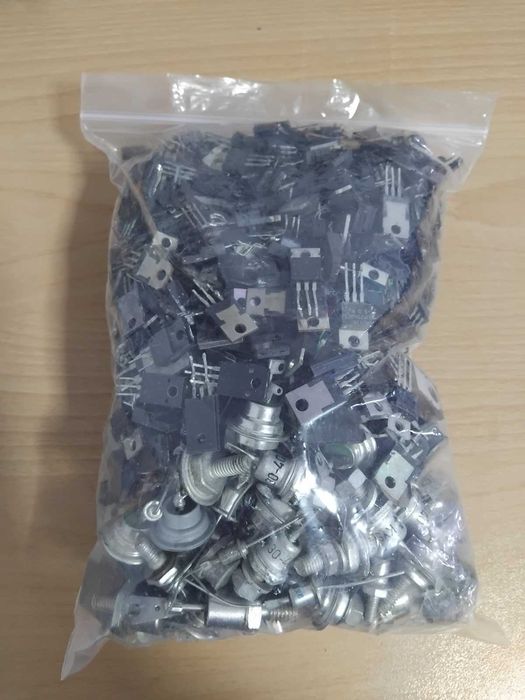 Лот електронни компоненти