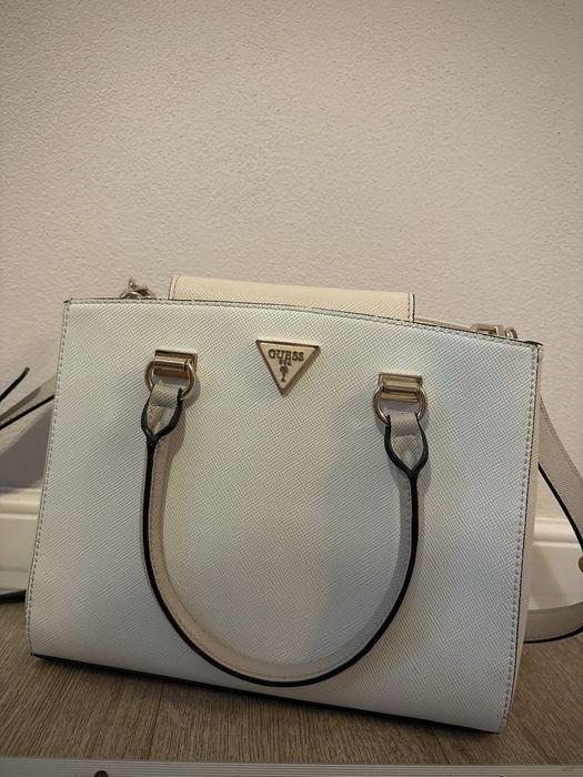 Geanta Guess cu Eticheta