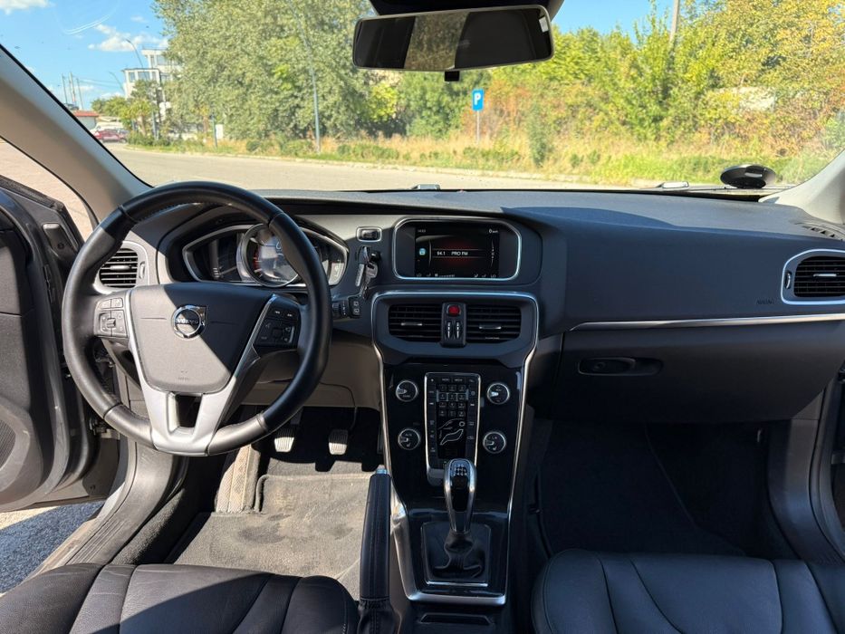 VOLVO V40 prima înmatriculare 2017