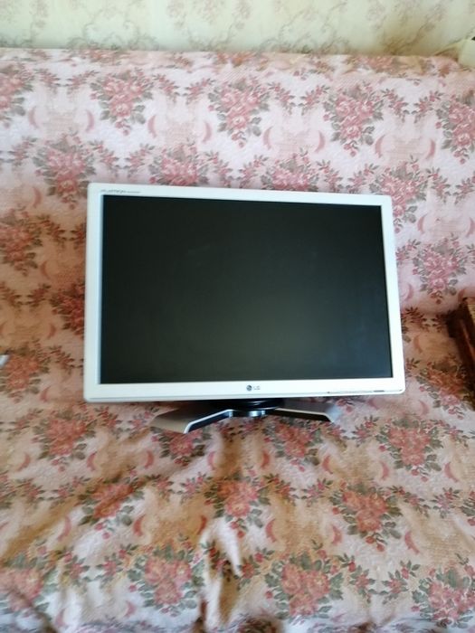 LG FLATRON W2242BP с тунер