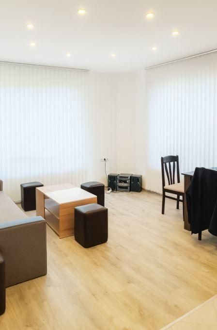 Дава се под наем Тристаен апартамент в Варна, Победа - 70 кв.м за 648.21 € - Снимка #1