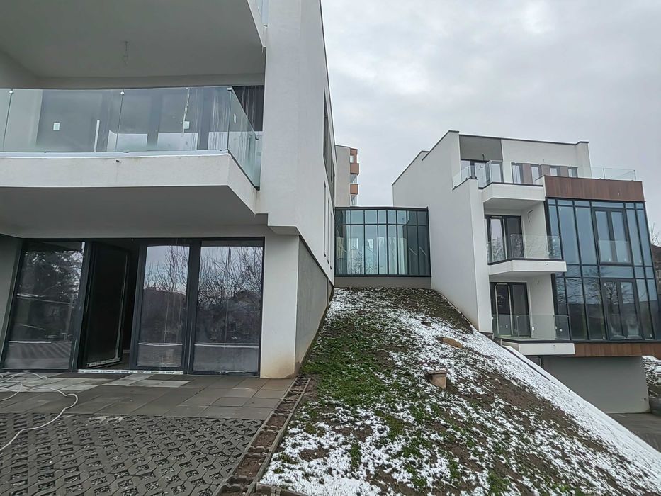 Doua clădiri noi, împreună sau separat