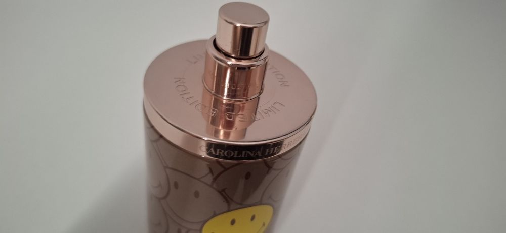 Carolina Herrera 212 VIP Rosé Smiley Edition.