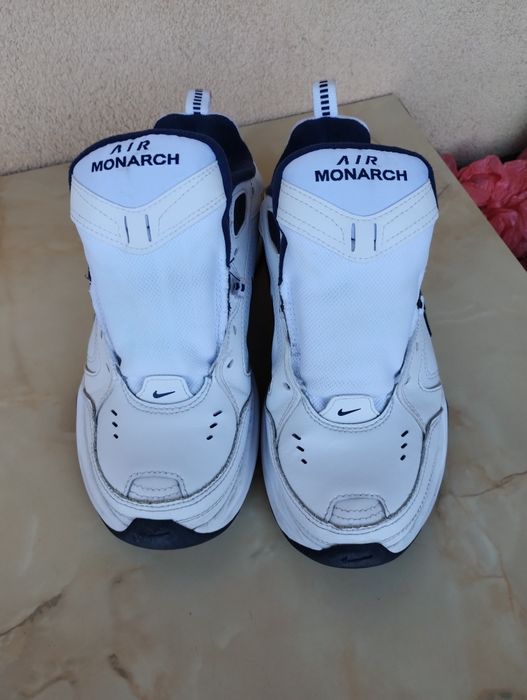 Vând adidași Nike