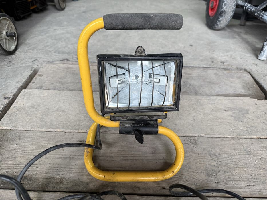 * маленький прожектор с галогеновой лампой