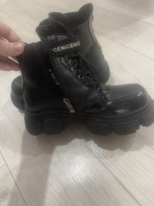 Продам зимнюю обувь для девочки