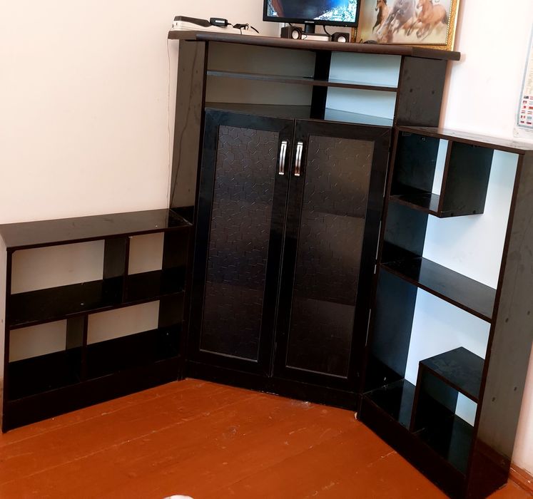 Угловой шкаф для гостиной