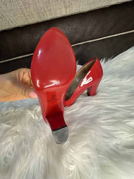 Високи обувки в червен цвят