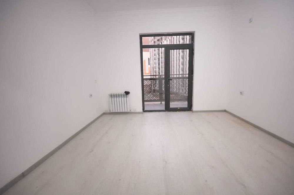 Ўрикзор бозори яқинидаги новостройкадан 2-хонали кв. срочно сотилади.