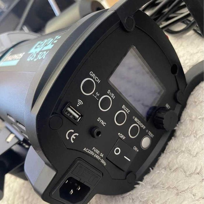 Студийна светкавица Dynaphos Expert QS-300 II + радиосинхронизатор XT-16 + софтбокс 60х60 и статив 550 лв.