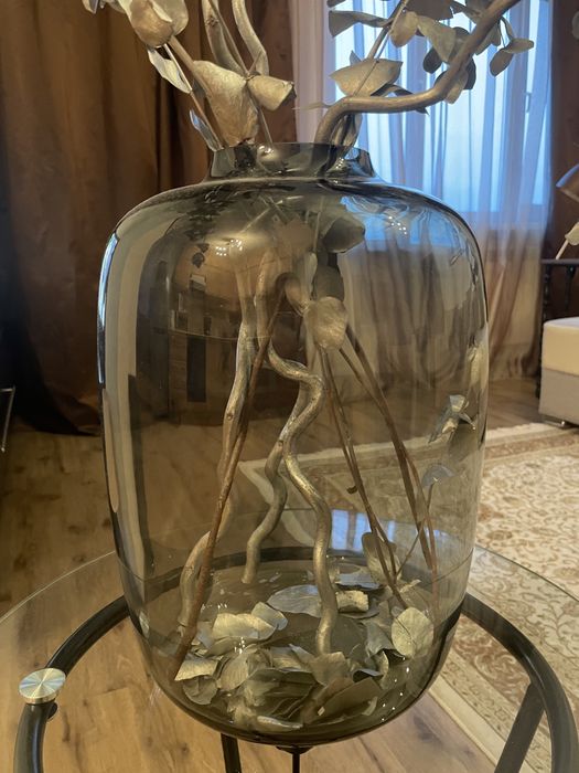 Ваза с декор растениями.