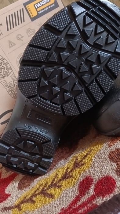 Работни обувки с метално бомбе.