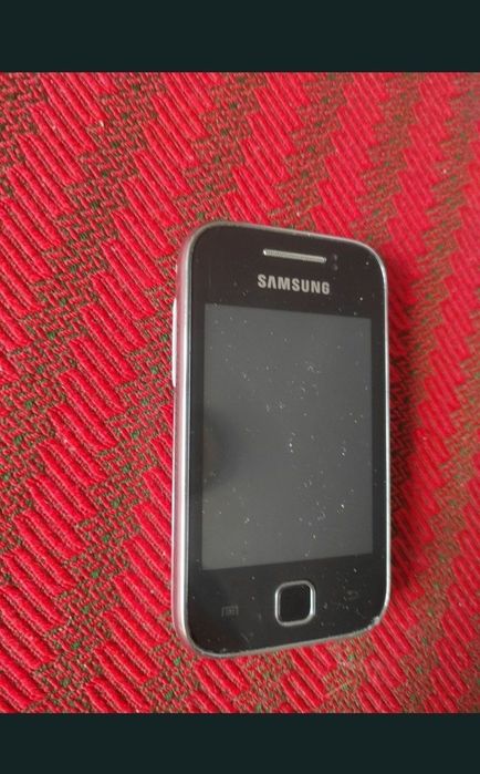 Telefon cu touchscreen și camera video. 
Mic robust și foarte practic.