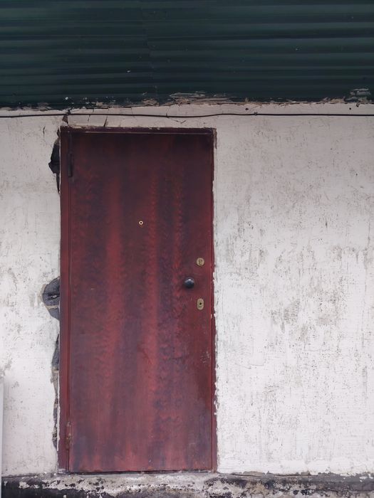 Дверь  жақсы Состаяние қызыл есік 25000 мын Көк есік 10000 мын Ағаш 50