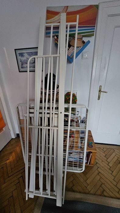 Vând ansamblu pat şi birou IKEA. Bonus: saltea aloe vera, cu memorie. În stare foarte bună. 800 lei
