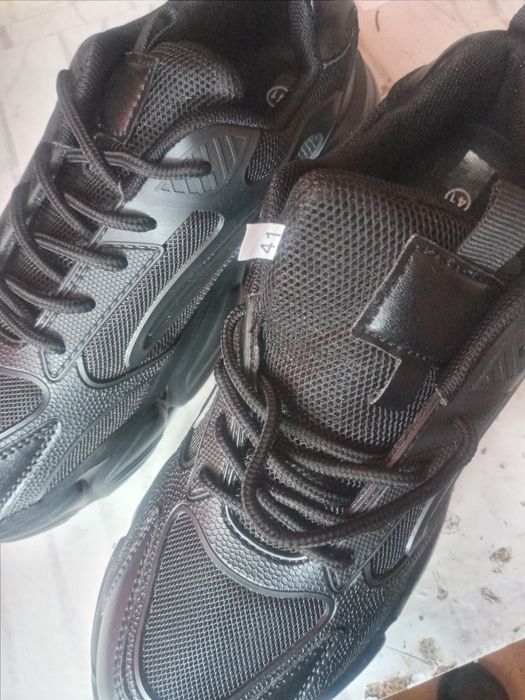Vand adidasi noi  foarte comozi