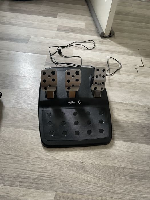 Продавам Logitech G920 Driving Force + скоростен лост и педали