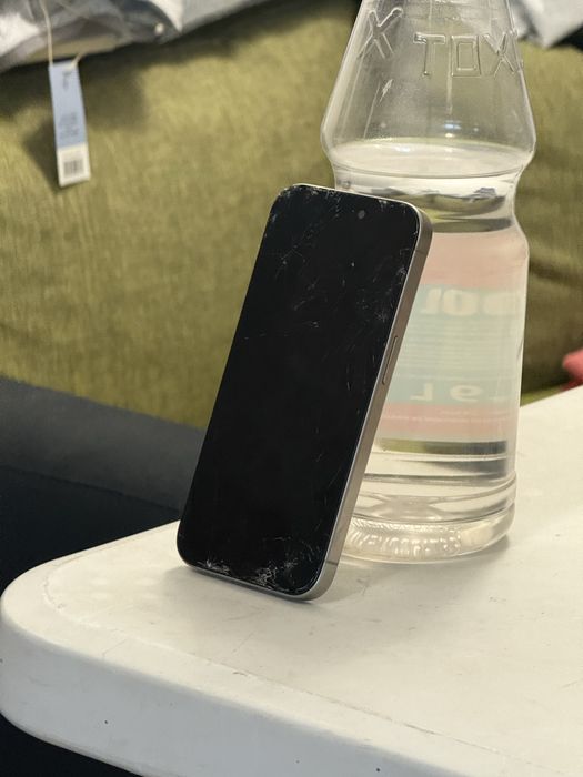 Vand iphone 15 pro de piese