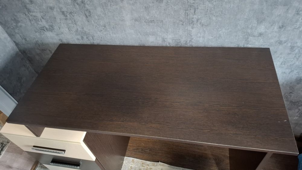 Письменный стол.