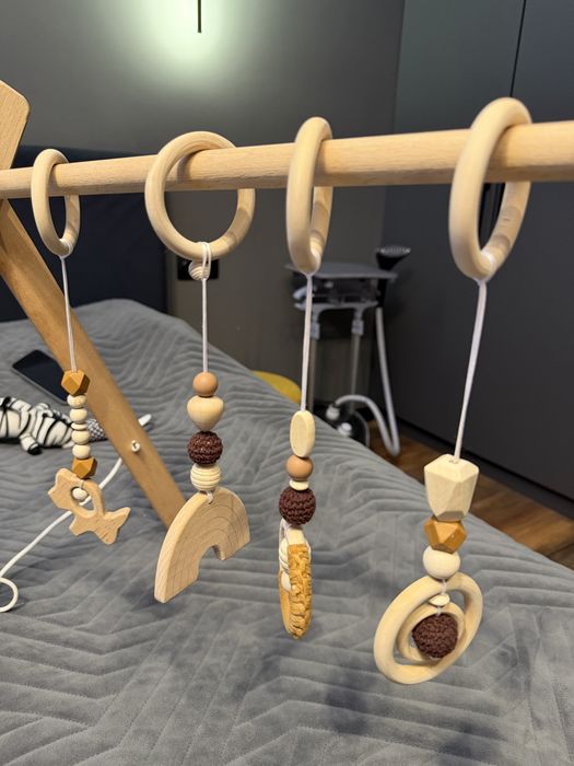 Стойка монтессори с подвесными игрушками