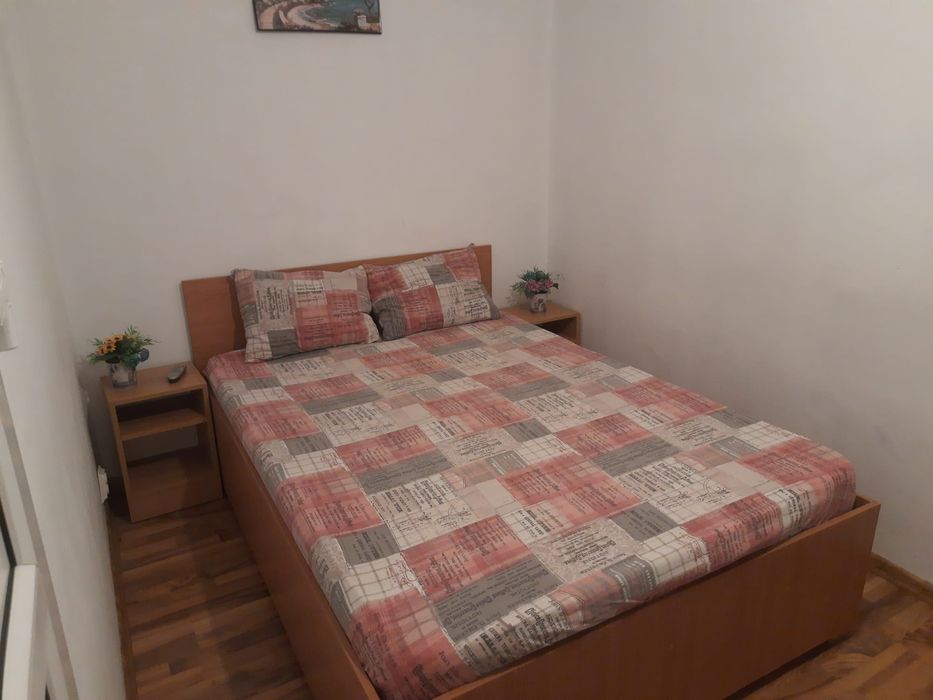 Închiriez apartament, garsoniera.