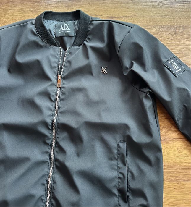 Мъжко,черно яке Armani Exchange с метално лого и ципове