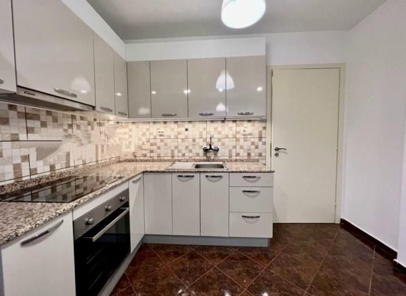 Дава се под наем Четиристаен апартамент в София, Център - 140 кв.м за 850 € - Снимка #1