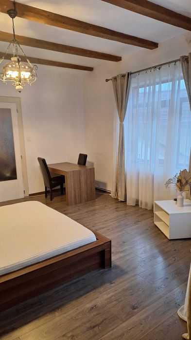 Inchiriez apartament 2 camere, in casa,  zona centrala