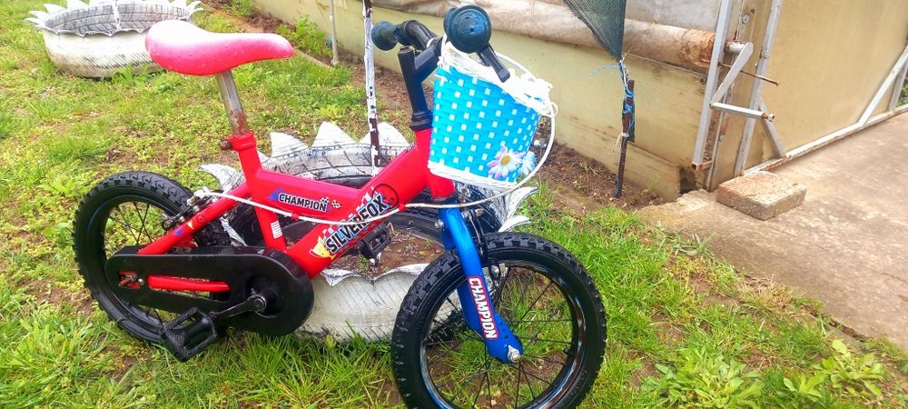 Bicicletă cu roți ajutătoare