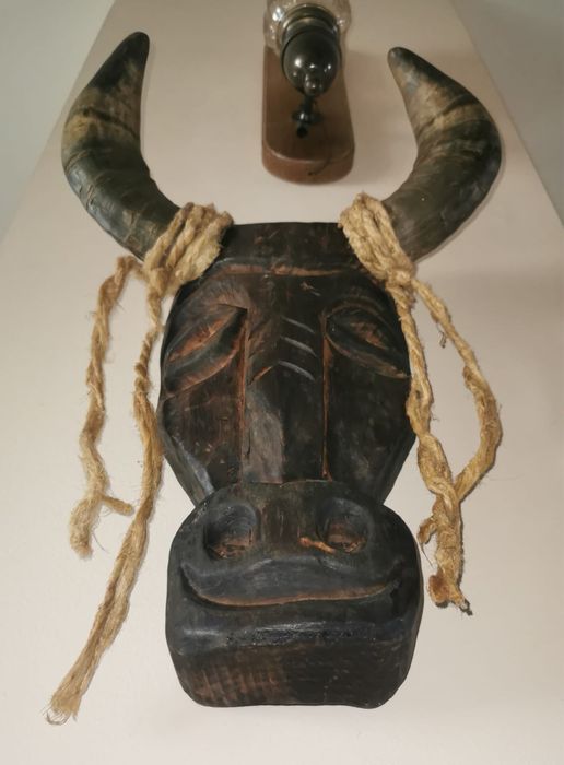 Маска във формата на бик с истински рога и дърво масив българска