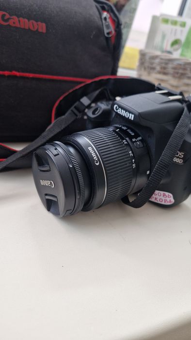 Камера Canon 2000D сумкой для камеры