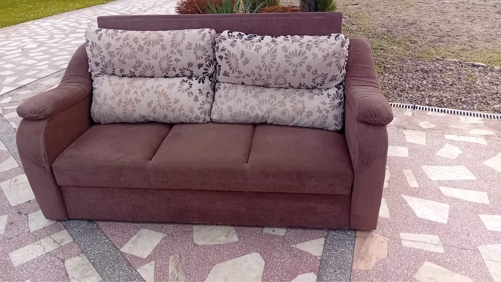 Canapea extensibila cu lada pentru haine