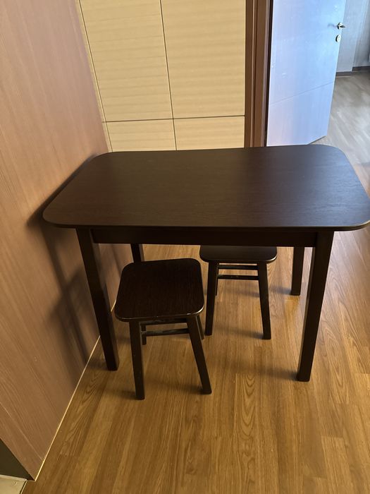 Продам стол с 2 табуретками  дерево