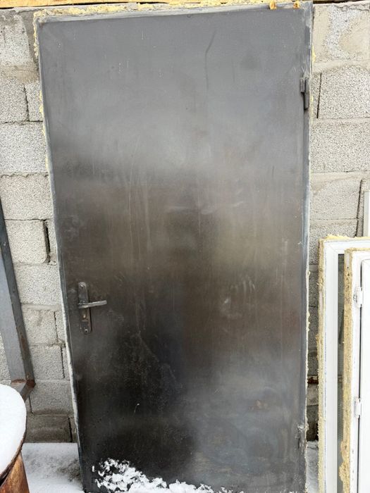 Дверь железная наружная