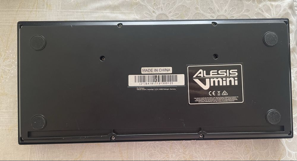 MIDI клавиатура Alesis V Mini