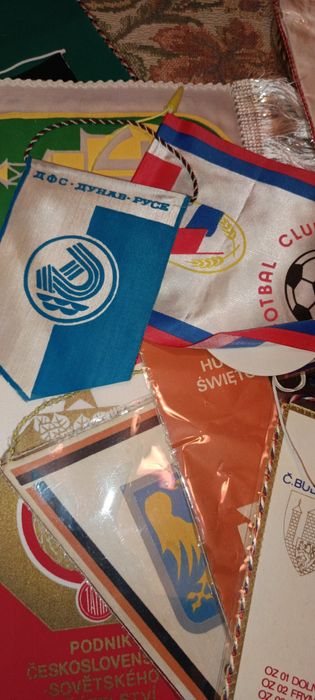 Стари футболни и други флагчета + колекционерски значки