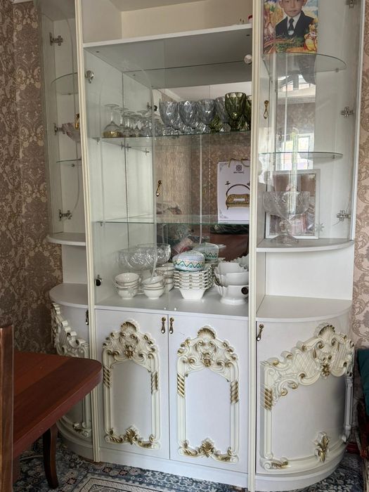 Продам шкаф сервант