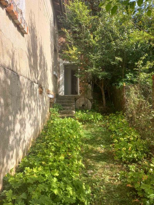 Къща на 50км от София - село Злокучене