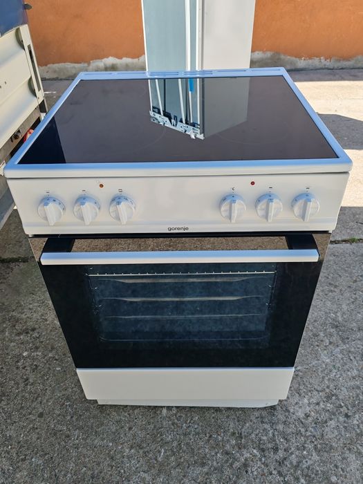 Като нова свободно стояща печка с керамичен плот Gorenje   с две години Гаранция!
