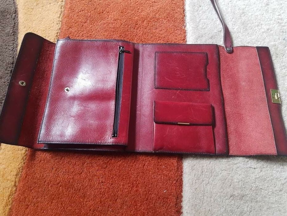 Vând geantă de piele de bărbați.